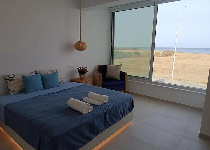 Blue Aura Larnaca * Periwolia