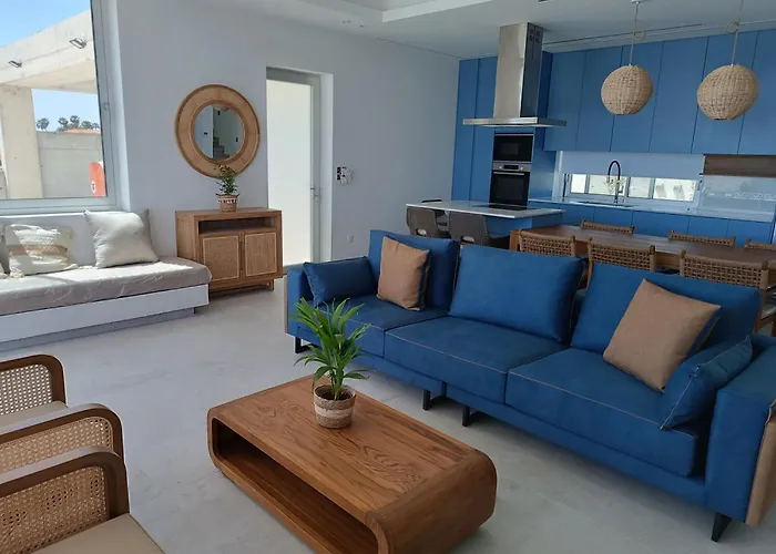 Blue Aura Larnaca * Periwolia