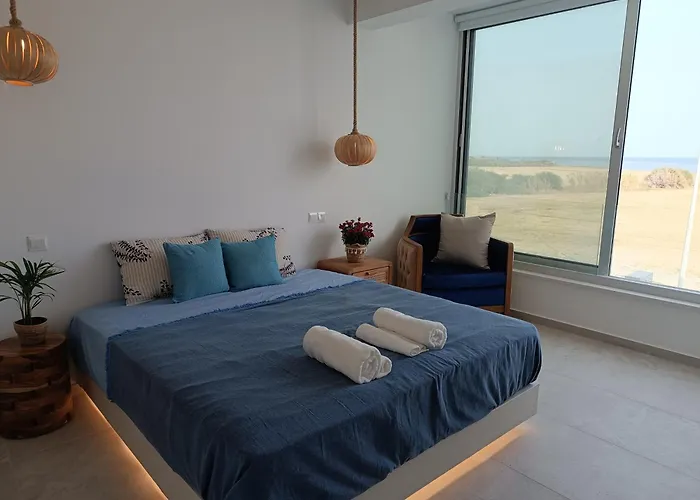 Blue Aura Larnaca * Periwolia