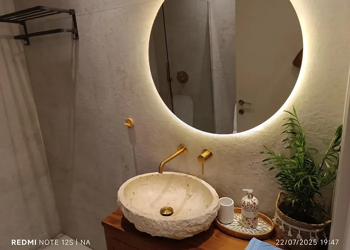 Blue Aura Larnaca Periwolia