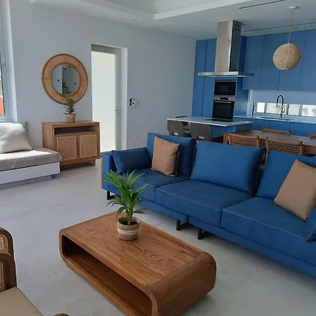 Blue Aura Larnaca * פריווליה