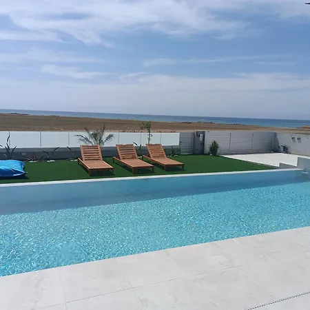 Blue Aura Larnaca * 皮尔瓦利亚